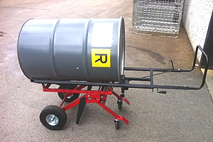 Inoltre, con il carello mod. RATA F è possibile mettere/togliere il carico (pneumatici o fusti) ad un'altezza massima fino a 45 cm.